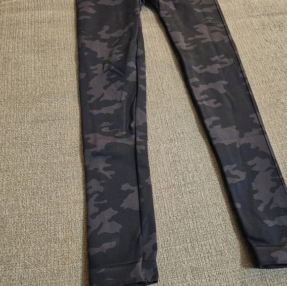 Spanx Look at Me Now Black Camo Bodycon Contour Camo Leggings Size XS - Picture 3 of 7